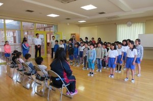 IMG_3809 2~6年生が校歌を歌いました。この後1年生が拍手をしてくれました。上手に歌えました。\