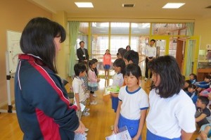 IMG_3810 4・5年生がプレゼンとを渡している写真です。どの学年も工夫され,丁寧で楽しいプレゼントでした。\