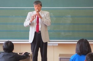 IMG_3814 先生が「グリンスリーブス」を披露してくださいました。子どもたちはその美しい音色に「うっとり」していました。\