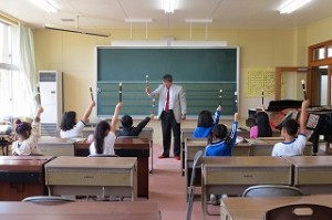 IMG_3815 いよいよ自分たちの吹く番です。授業の後,態度と取組方が素晴らしいと先生が褒めてくださいました。\