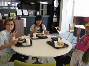 IMG_0458 仲良し三人「食べてるものも一緒かな?」(お台場)\