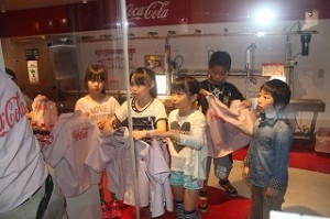IMG_1420 コーラの瓶詰めをするそうです。\