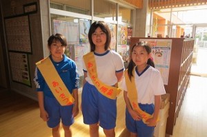 IMG_3827 挨拶運動担当の⒍年生です。\