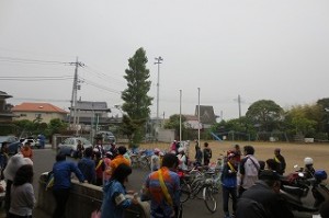 IMG_3834 雨で集合時刻が一時間半遅くなり,午前9:30となりました。子どもたちが集まってきた様子の写真です。\\