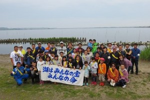 IMG_3843 大生原の「白鳥の里」で北浦をバックに記念撮影をしました。\\