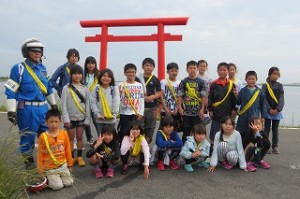 IMG_3848 一の鳥居に戻ってきました。鳥居の高さは18.5mの国内第一位です。\\