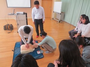 IMG_3903 蘇生法の知識や技術を去年に引き続きALSOKの田辺さんにしっかりと教えていただきます。その方法も進化しているので,毎年行うこの研修はとても大事なことと感じました。\