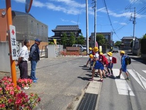 IMG_3909 横断歩道は横一列になり,早く渡りきるように工夫しています。よくできました。\