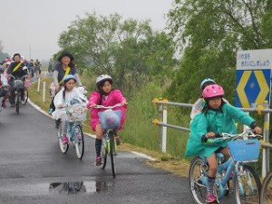 IMG_3930 小雨の中,学校を午前10:00に出発しました。\\