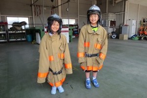 IMG_3952 消化活動用の服も着せてもらいました。重くて・大きい!\\