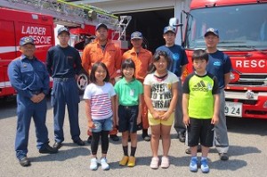 IMG_3954 最後に,消防署の方と記念写真をパチリ。お世話になりました。ありがとうございました。\\