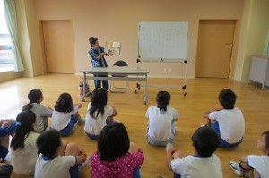 IMG_3963 古賀さんが「じゅげむ」を読んでくださいました。名前のところは子どもたちも一緒に言いました。「じゅげむ じゅげむ ごこうのすりきれ・・・。」\\