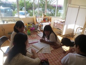 IMG_4041 保健委員会です。話し合いをしています。\