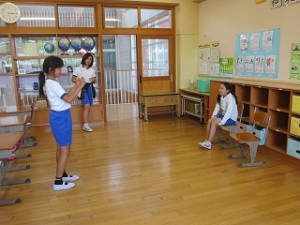 IMG_4044 運営委員会です。児童朝会の司会の練習をしています。今度,「水族館」VS「動物園」でディベートをするそうです。\