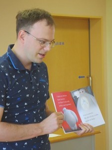 IMG_4055 二冊目は,「ベイマックス」で登場人物を英語で紹介してくれました。子どもたちの大好きなアニメなので,目を輝かせて聞いていました。\