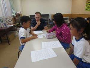 IMG_4057 昼休み,FMかしまの英語収録のための練習をしました。大きな声で堂々と発音をパーフェクトにするために頑張りました。\