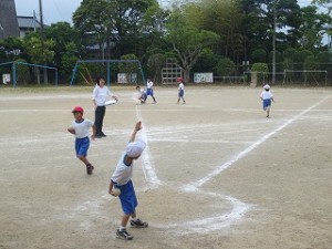 IMG_4063 2年生がボールスローの距離を測っています。今投げている子はなかなかのフォームですね。\