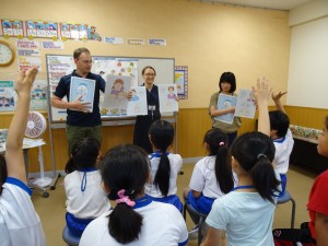 DSC01759 3年生の授業にクレア先生が来て参加してくれました。\