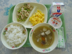 DSC01761 今日の給食は三色どんとけんちん汁でした。\
