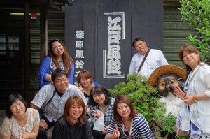DSC01955 PTA研修視察です。江戸風鈴本舗さんの前でタヌキのまねをしています。\