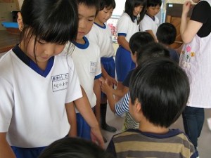 IMG_0200 保育園の子と握手をしました。「よろしくね」\