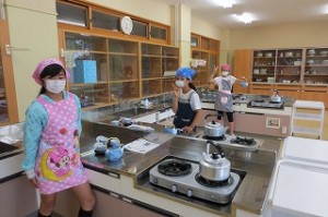 IMG_4087 5年生が家庭科でお茶の入れ方を学びました。\