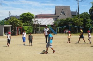 IMG_4090 今日はとってもよい天気。昼休み,6年生担任の後藤先生と子どもたちでサッカーをして遊んでいます。\