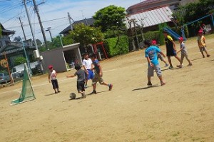 IMG_4091 この子達は毎日サッカーをしているので,ドリブルやヘディングなど積極的で勇気あるプレーも見られるようになりました。\