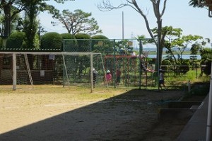 IMG_4093 うさぎ小屋とビオトープに挟まれて遊具があります。そこでは,1年生と2年生が遊んでいます。見えますか?\