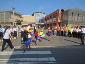 IMG_4101 中学生・中学校の先生方,青少年相談員さん,市役所の方,PTA役員の方々,⒍年生,本校職員で行いました。多くの方々に朝のあいさつを受けて,児童達も負けずに大きな声であいさつしました。\