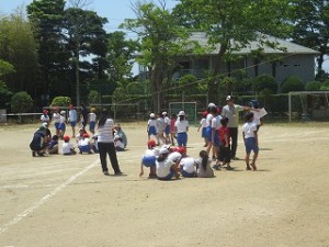 IMG_4106 初めての縦割り班活動をしました。これからいろいろな活動をするグループの仲間です。仲良くね!\