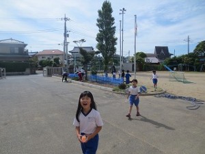 IMG_4123 今日は,たくさんの学年が学年観察園に出てきたので思わずカメラを手に取りました。\\