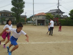 IMG_4136 3つめの班は鬼ごっこをしています。\