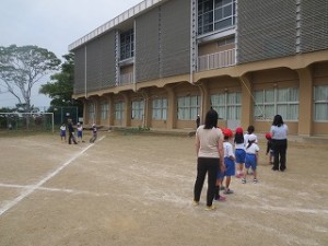 IMG_4138 体育主任考案の投力アップの運動遊びです。\