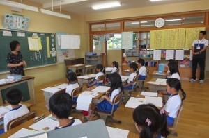 IMG_4138 2年生が国語「トマトのちえ」の授業研究をしました。\