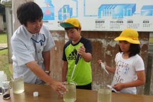 IMG_4148 沈殿池で使う薬を北浦の水に混ぜる実験です。水の中のゴミが固まります。\