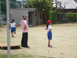 IMG_4165 業間運動遊びで,2年生の子とその担任の先生が同じ格好をしています。楽しい光景です。\