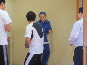 IMG_4174 不審者(訓練)が2年生の教室に入ってきました。サスマタで取り押さえています。\