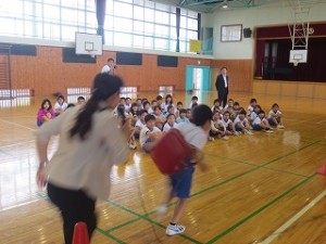 IMG_4178 避難の後,不審者から身を守るためのスキルを教わっています。\