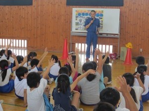 IMG_4182 「イカのおすし」を教わっています。覚えている子もたくさんいました。鹿嶋警察署のお二人の方に児童も教師もたくさん教えて頂きました。ありがとうございました。\