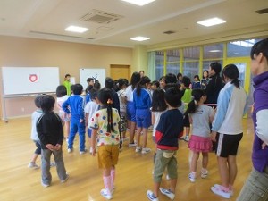IMG_4189 飼育委員会が,うさぎ〇×クイズを行いました。うさぎは「ケンケンパ跳びをするか」や「白黒でしか見えない」等,楽しい問題でした。\\