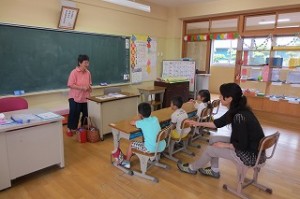 IMG_4190 1年生の教室で読み聞かせが行われました。\
