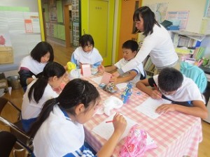 IMG_4192 ⒍年生が染め出し液で歯磨き指導を受けました。磨き残しを確認しています。\