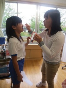 IMG_4193 磨き残したところをきれいにするために歯ブラシの当て方,動かし方を保健の先生に教わっています。\