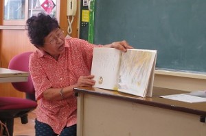 IMG_4195 「ねずみのすもう」・「どうぞのいす」の読み聞かせでした。子どもたちはお話の中に吸い込まれました。\