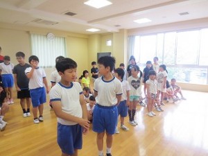 IMG_4209 ダイヤモンドクリスタル賞です。虫歯が一本もない(治療歴も無い)子たちです。26名もいます。\\\