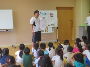 IMG_4212 榎本先生から,理科自由研究の仕方を茨城大学の方々が教えてくださるという情報を子どもたちに伝えているところです。\\\