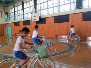 IMG_4254 手前が「板のり走行」,真ん中が「8の字走行」,奥が「遅のり走行」です。\