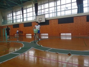 IMG_4259 「8の字」の走行です。白い線に触れてHがいけません。\