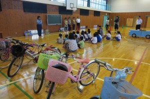 IMG_4230 1・2年生は道路の渡り方(絶対に飛び出しはしないこと)と自転車の安全確認について学びました。\